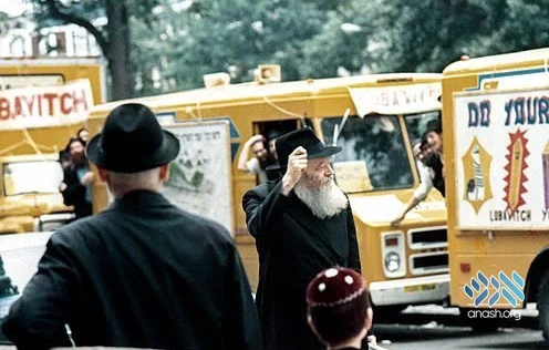 The Rebbe encouraging mivtzoim at a Mitzvah Tank